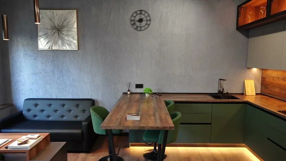 Угловая кухня с барной стойкой в шоуруме EVI KITCHEN